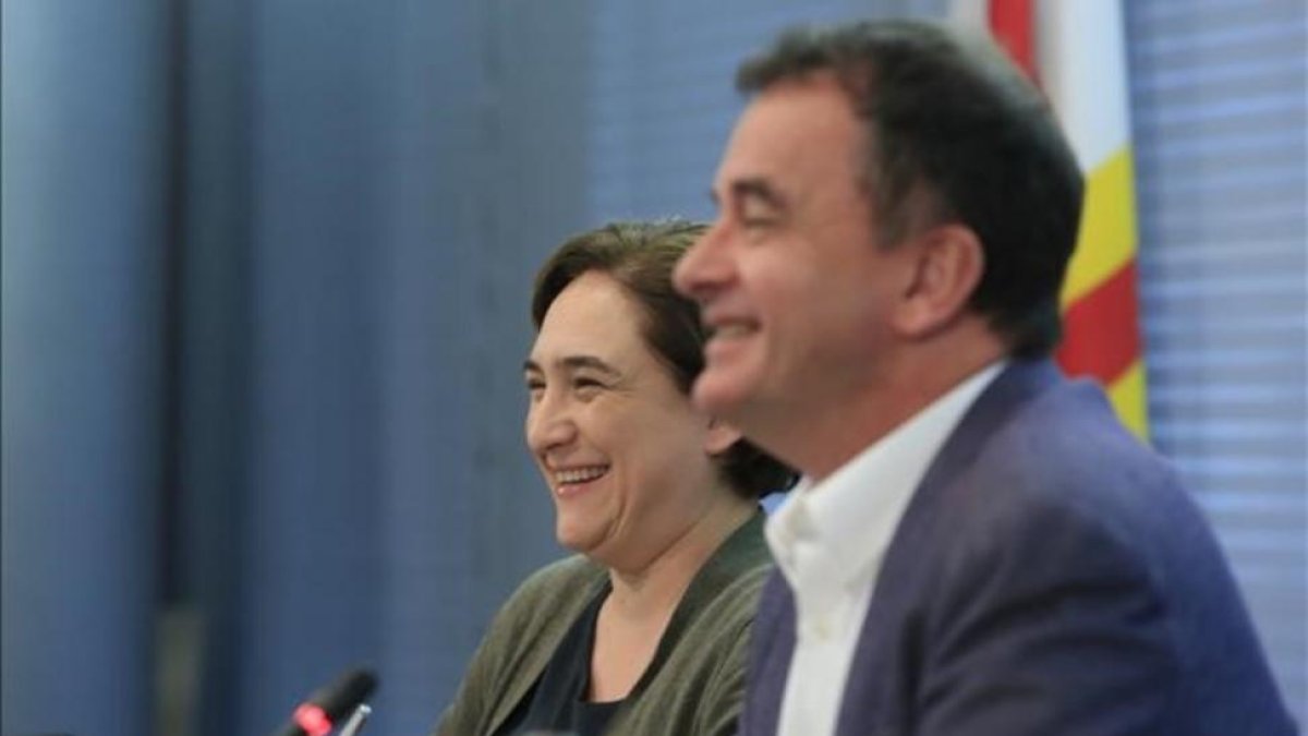 Ada Colau y Alfred Bosch presentan, el pasado jueves, su acuerdo sobre la modificación de crédito que debía votarse este lunes.-FERRAN NADEU