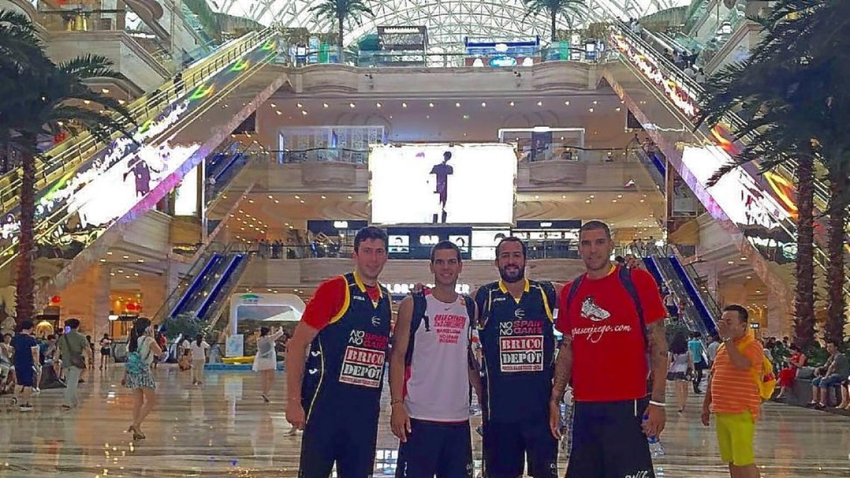 Sergio de la Fuente, Alex Llorca, Juan Vasco y Nacho Martín, en la localidad china de Chengdu.-EL MUNDO