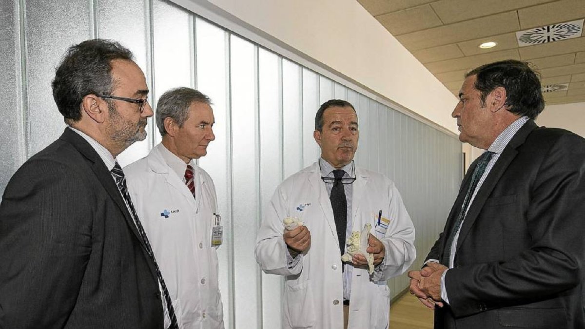 Los responsables médicos del Río Hortega, Rafael Sánchez, José Miguel García Vela y Manuel García Alonso con el consejero de Sanidad, Antonio Sáez-Ical