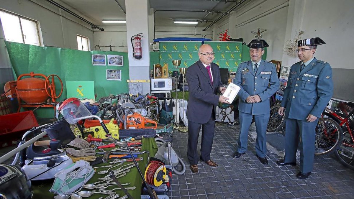 Luis Gómez, el teniente coronel Miguel Recio y el comandante Roberto Ferrero, en la nave con los objetos robados-ICAL