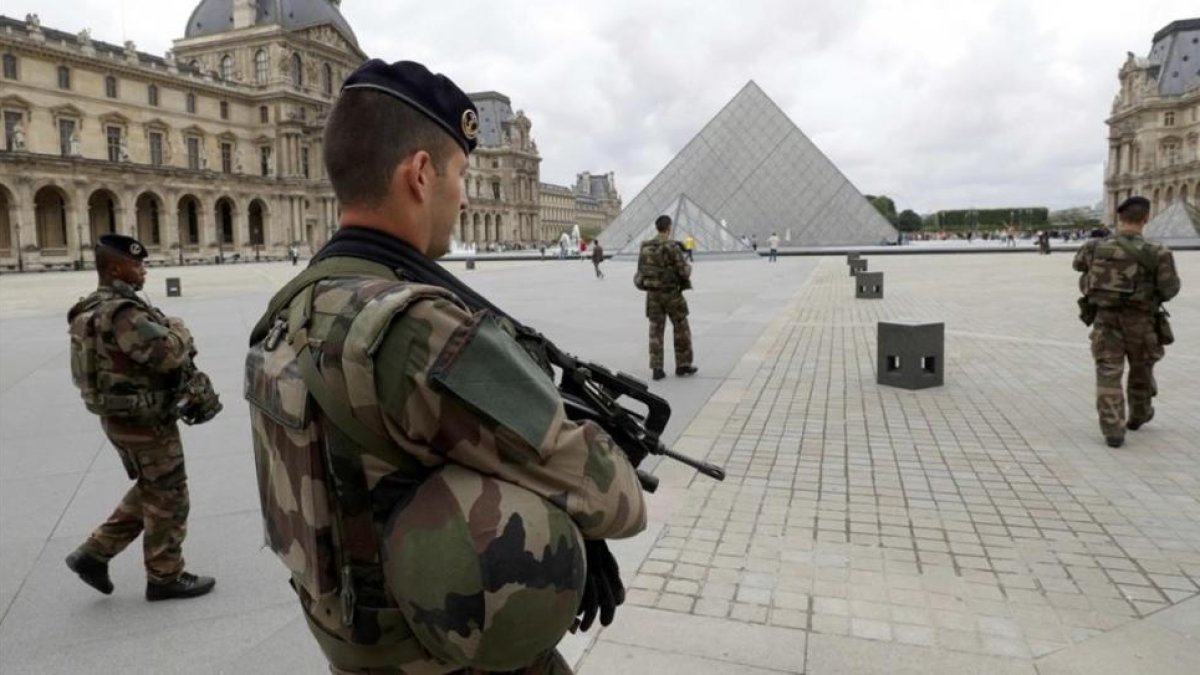 Soldados patrullan junto al Louvre, en una imagen de archivo.-PHILIPPE WOJAZER