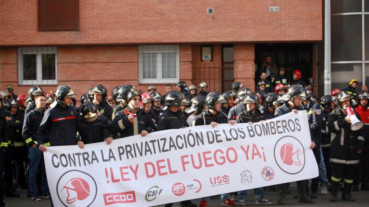 Concentración de la Plataforma de Bomberos Profesionales para censurar la privatización del servicio de Rescate de la Junta.-ICAL