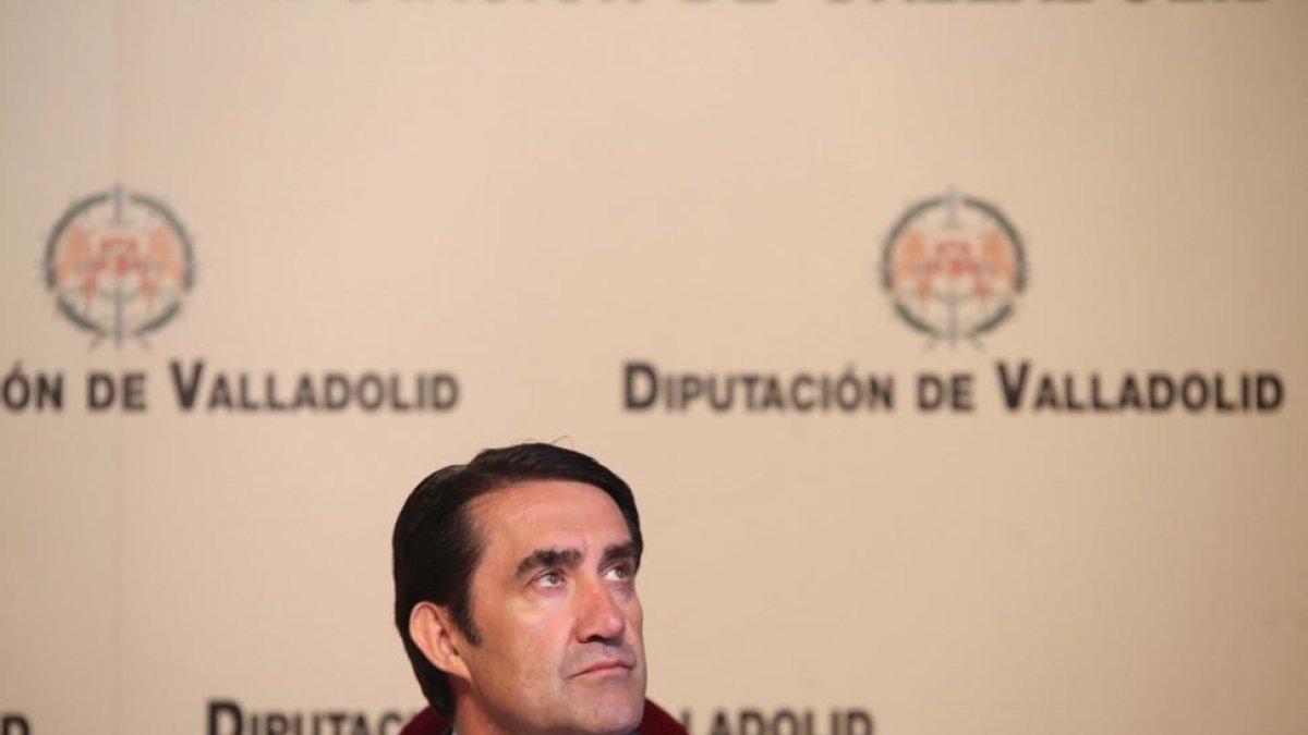 Juan Carlos Suárez-Quiñones, presenta el nuevo convenio de transporte público de viajeros con la Diputación de Valladolid.-ICAL