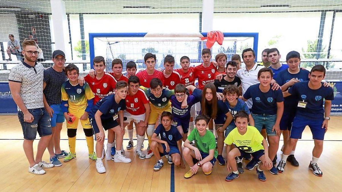 La plantilla del Zaratán Courviset Valladolid Tierno Galván posa después del partido en la cancha del polideportivo Lalo García.-J.M.LOSTAU