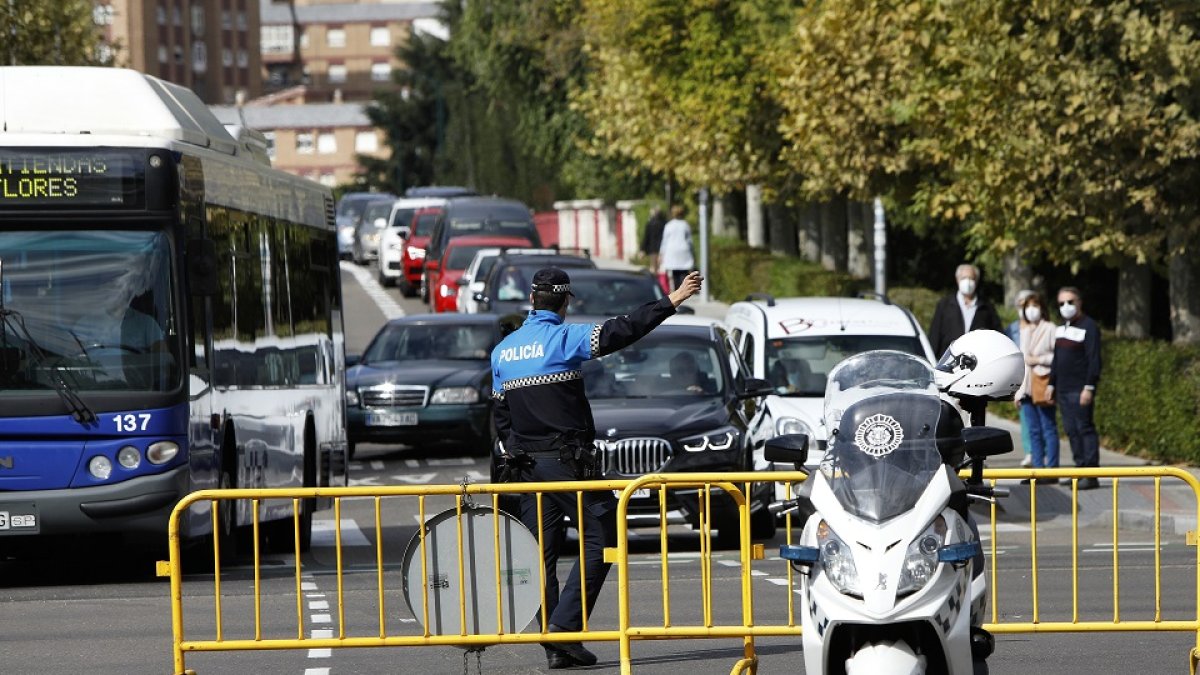 Carretera que lleva al centro de Valladolid con acceso restringido debido al Día Mundial sin Coche. J.M. LOSTAU