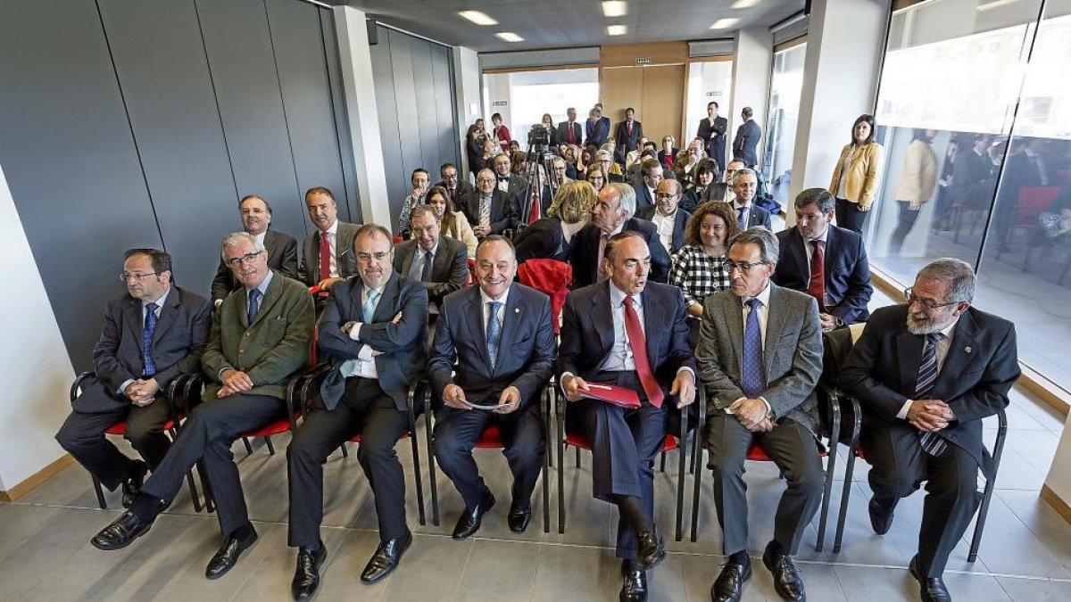 El rector, el consejero de Educación y el director de general del banco.-ICAL