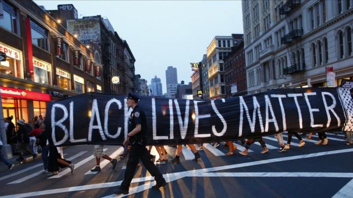 Un policía patrulla durante una protesta en apoyo del movimiento Black Lives Matter, en Nueva York, este sábado.-AFP / KENA BETANCUR