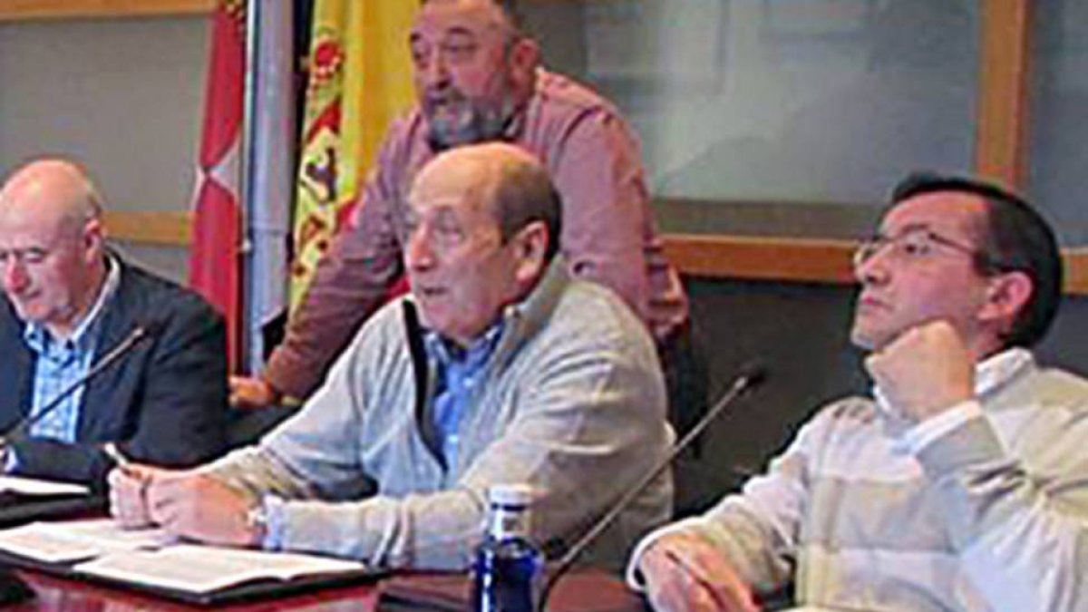 Ernesto Argote, segundo por la derecha, en una foto de archivo.-E.M
