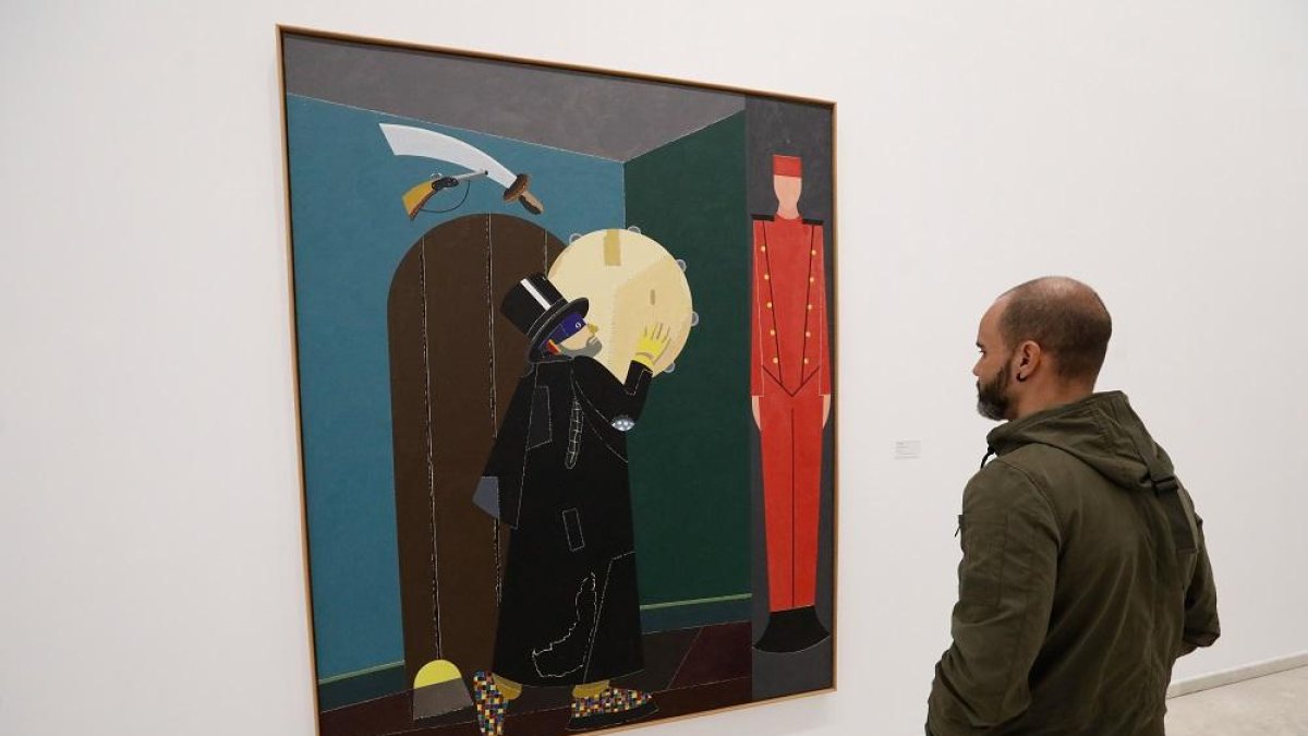 Un hombre contempla una de las obras de la exposición.-J. M. LOSTAU