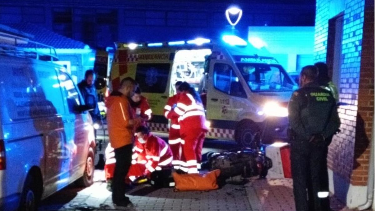 Los sanitarios atienden a la víctima del accidente.- GUARDIA CIVIL