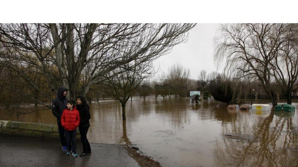 Calles de la localidad soriana de Garray anegadas por el río Duero.-DIEGO MAYOR