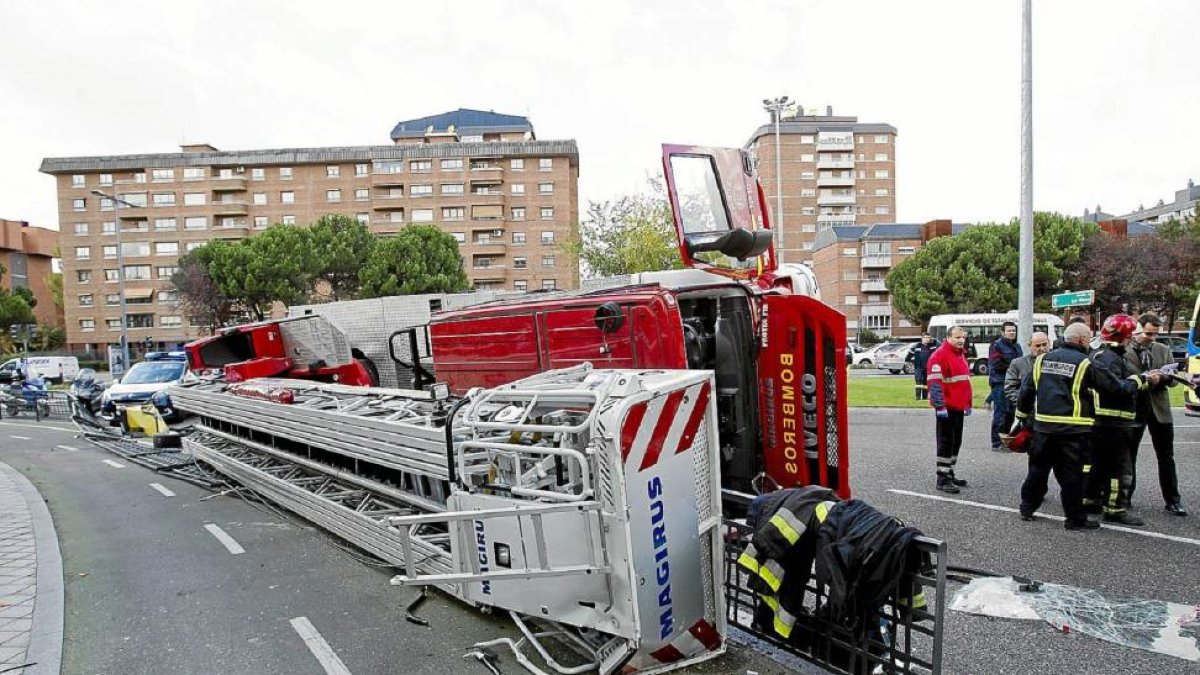El camión de bomberos, con la escala de 38 metros volcado en José Luis Arrese.-J. M. Lostau