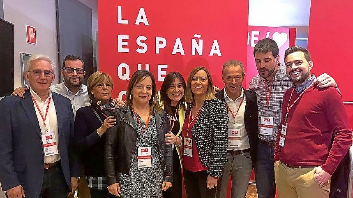 Ibán García (segundo izda.) e Iratxe García (cuarta izquierda) con Sánchez, Barcones y otros socialistas, ayer en Madrid.-E. M.