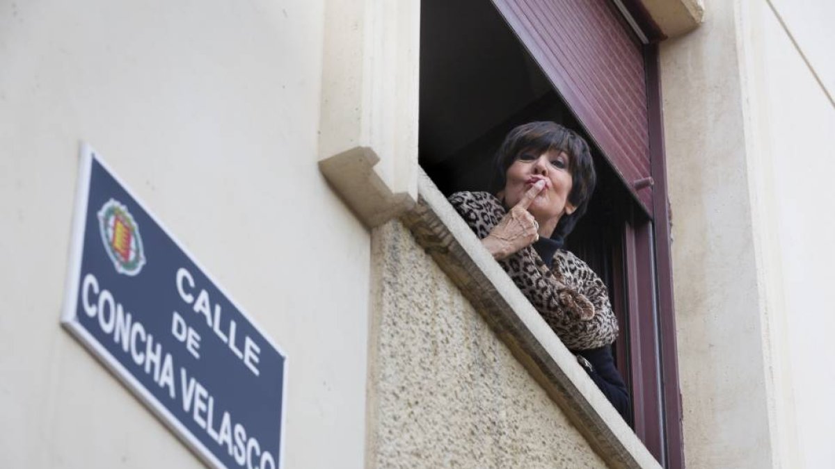 Concha Velasco junto a la placa de la calle que lleva su nombre-Pablo Requejo