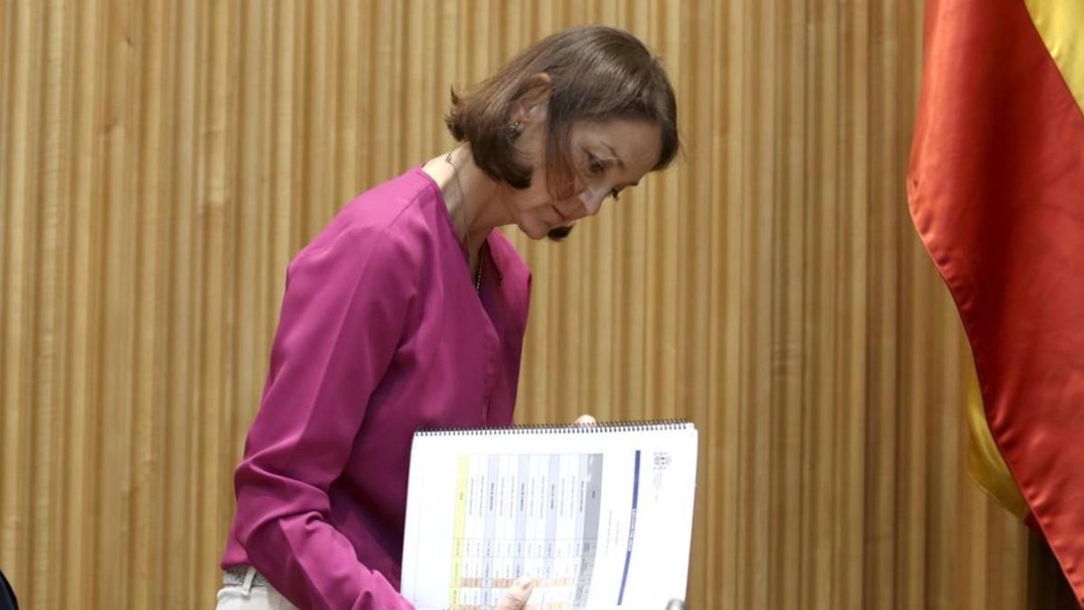 La ministra de Industria, Reyes Maroto, en la Comisión de Industria del Congreso de los Diputados.-/ DAVID CASTRO