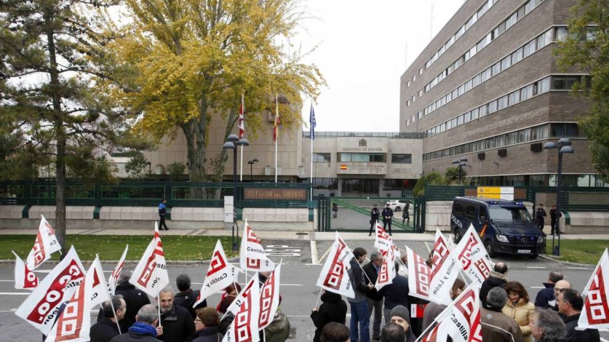 Concentración de CCOO en defensa de los servicios públicos-Ical