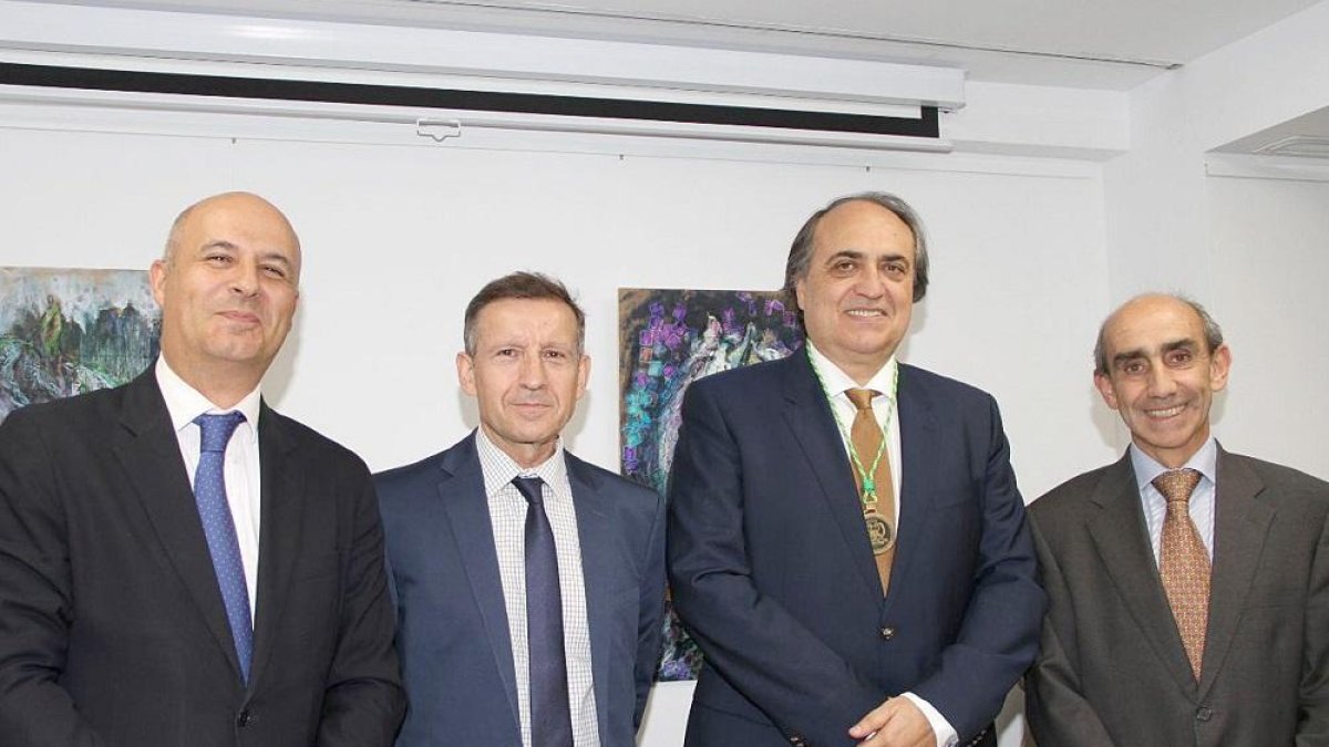 De izquierda a derecha, el viceconsejero de Desarrollo Rural, Jorge Llorente; el presidente del Colegio de Valladolid, Rufino Álamo; el presidente de la Organización Colegial Veterinaria, Luis Calvo; y el secretario general de Cultura, Gregorio Muñoz.-ICAL