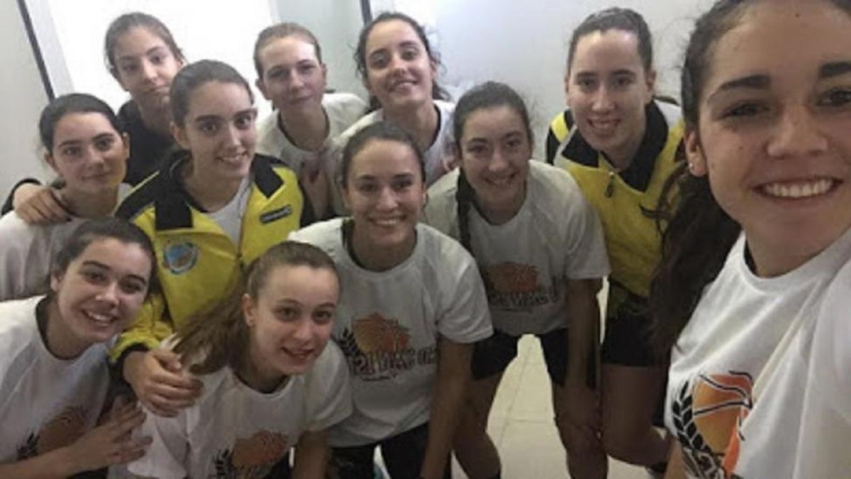 Jugadoras del San Isidro ‘A’, que vencieron ayer al CB Valencia.-E. M.