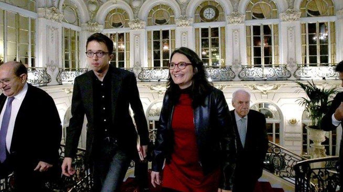 Mónica Oltra con Inigo Errejon esta mañana en el Casino de Madrid en los desayunos de Nueva Economía.-DAVID CASTRO