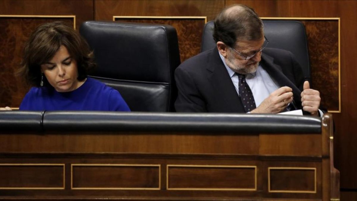 Soraya Sáenz de Santamaría y Mariano Rajoy, este miércoles en el Congreso.-JOSÉ LUIS ROCA