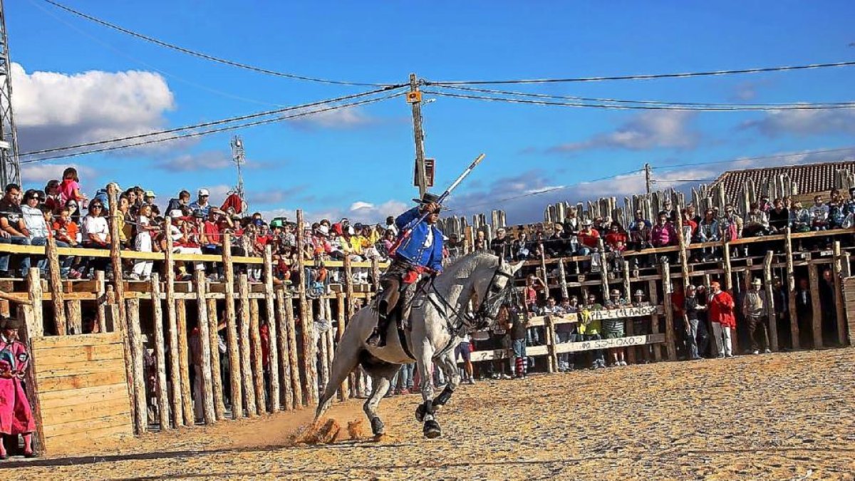Espectáculo de rejones en la Empalizada de Montemayor de Pililla.-DIEGO OLMEDO