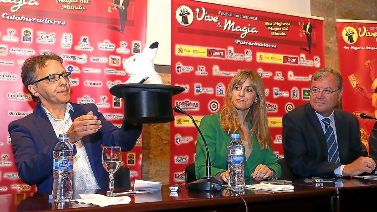 Juan Mayoral, Mar Sancho y Antonio Silvan presentan el  XIV Festival Internacional  ‘Vive la Magia’.-ICAL