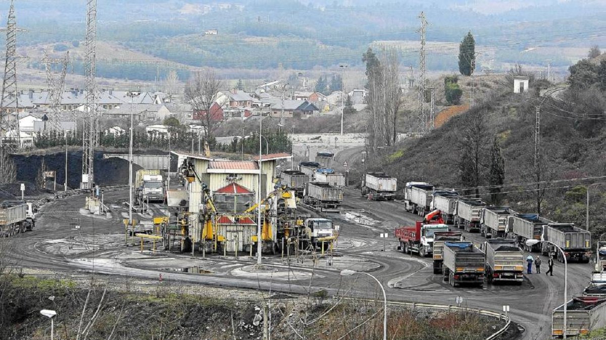 Entrada de camiones con carbón en la central térmica de Compostilla-César Sánchez