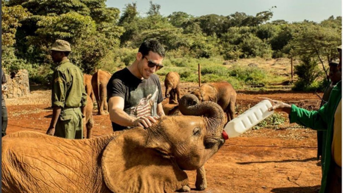 Miguel Ángel Silvestre ayuda a dar el biberón a un elefante de seis meses en Kenia.-INSTAGRAM