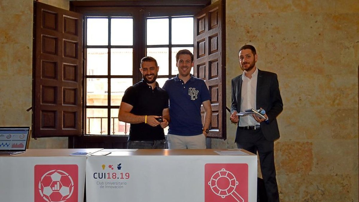 Sergio López, Fernando Lobato y Fernando Suárez muestran el sistema en las instalaciones de la Universidad Pontificia de Salamanca.-EL MUNDO
