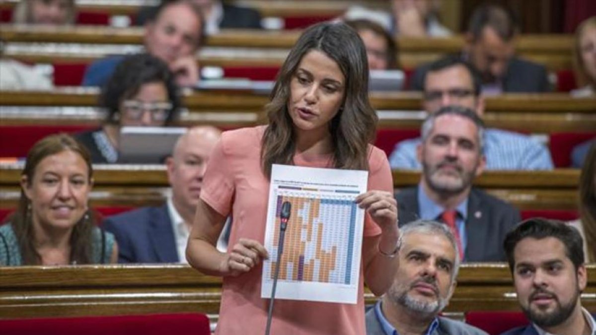 Arrimadas, responde a Puigdemont, en la sesión de ayer.-EL PERIÓDICO