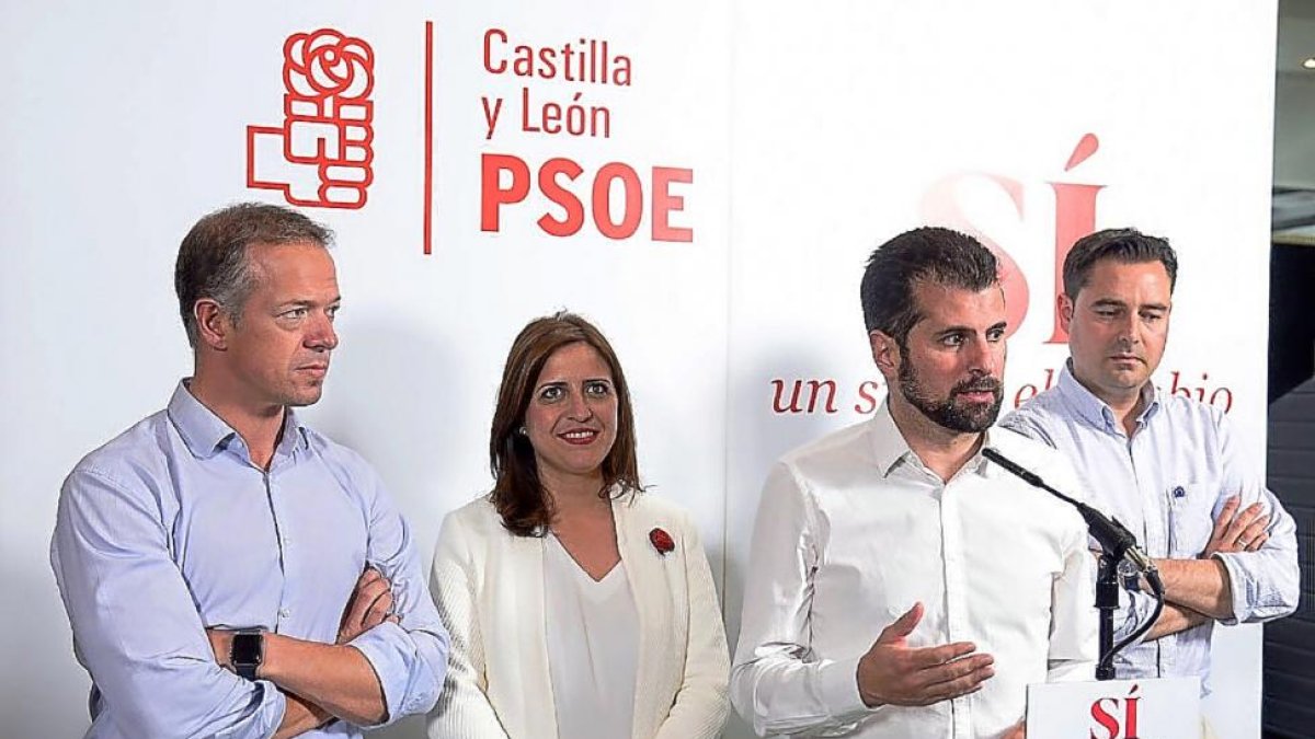 El secretario regional del PSCyL, Luis Tudanca, junto a Esther Peña, Ander Gil (I) y Daniel de la Rosa (D).-ICAL