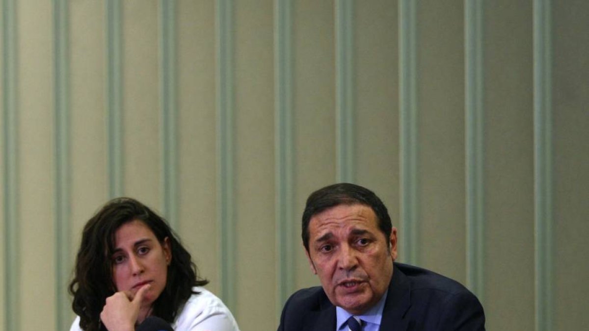 El consejero de Sanidad, Antonio Sáez, junto al doctor Pablo Bachiller, informan del posible caso de ébola-Ical