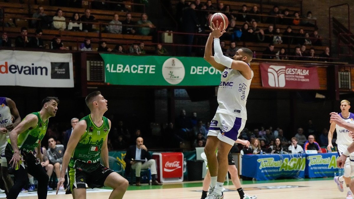 Mike Torres lanza en transición en una acción del partido en Albacete. / LOF