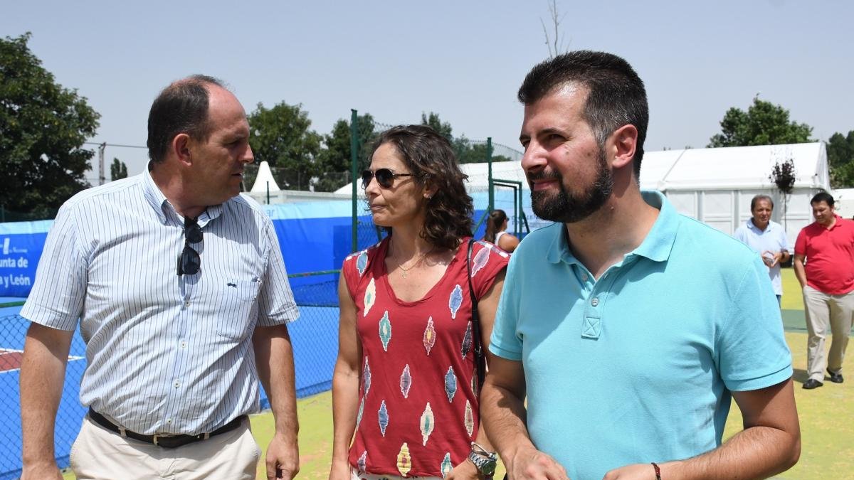 El secretario general del PSOECyL, Luis Tudanca, visita las instalaciones del Open Castilla y León de Tenis-Villa de El Espinar. Le acompañan la alcaldesa del municipio, Alicia Palomo, y el secretario general del PSOE de Segovia, José Luis Aceves.-ICAL