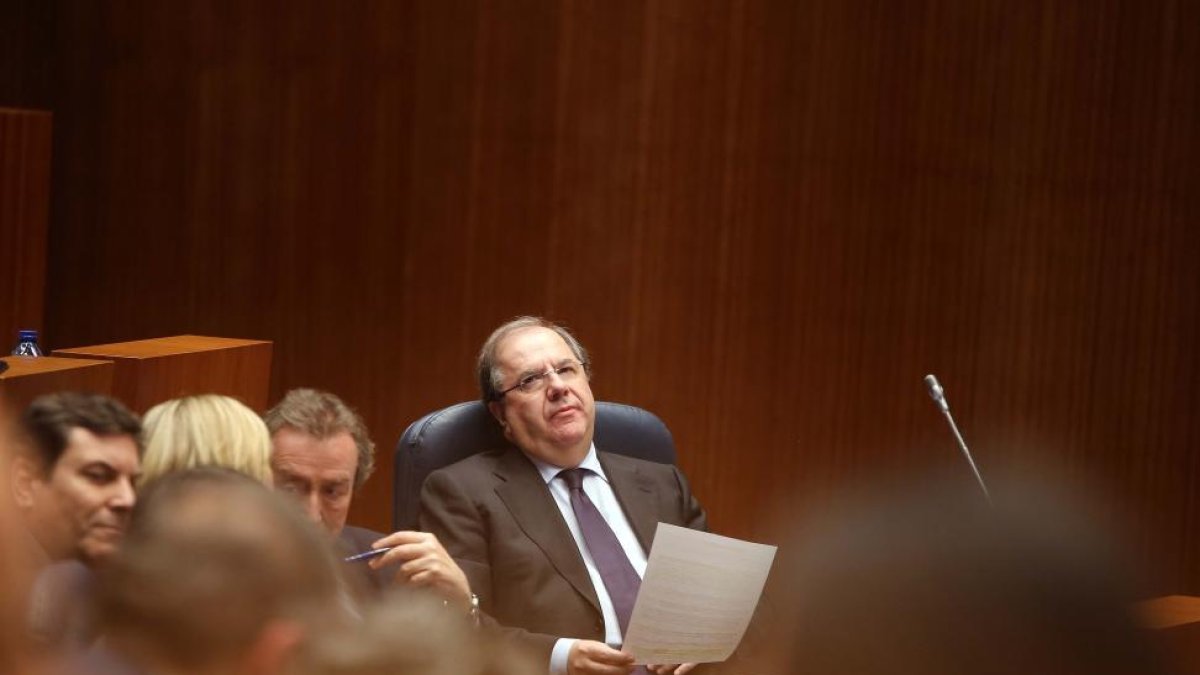El presidente de la Junta de Castilla y León, Juan Vicente Herrera, en el Pleno de las Cortes-MIRIAM CHACÓN / ICAL
