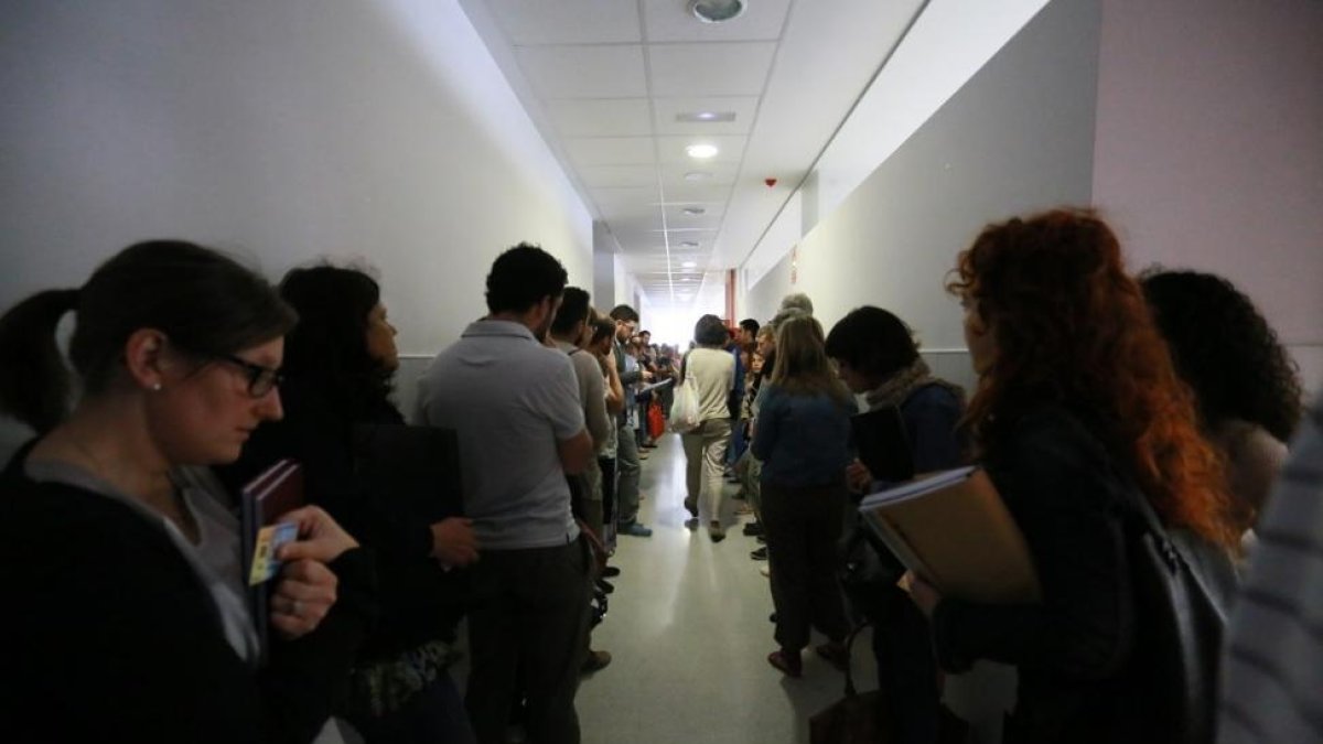 Los opositores esperan su turno para entrar el examen en una convocatoria anterior.-ICAL