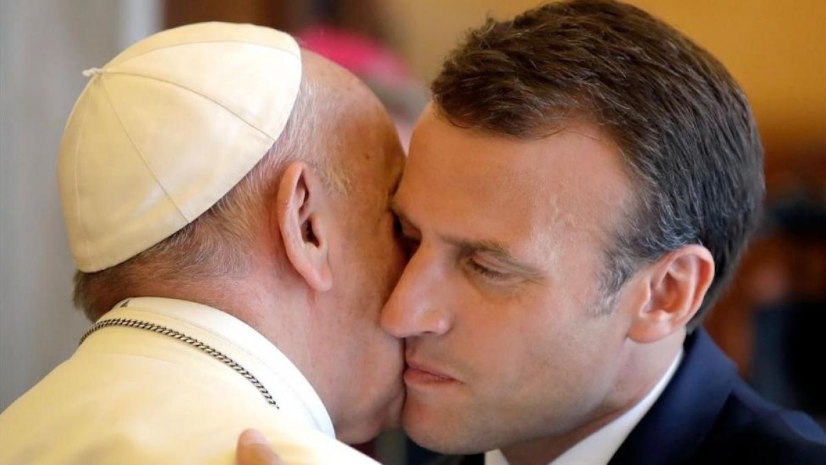 Macron saluda al papa Francisco en El Vaticano-AFP / ALESSANDRA TARANTINO