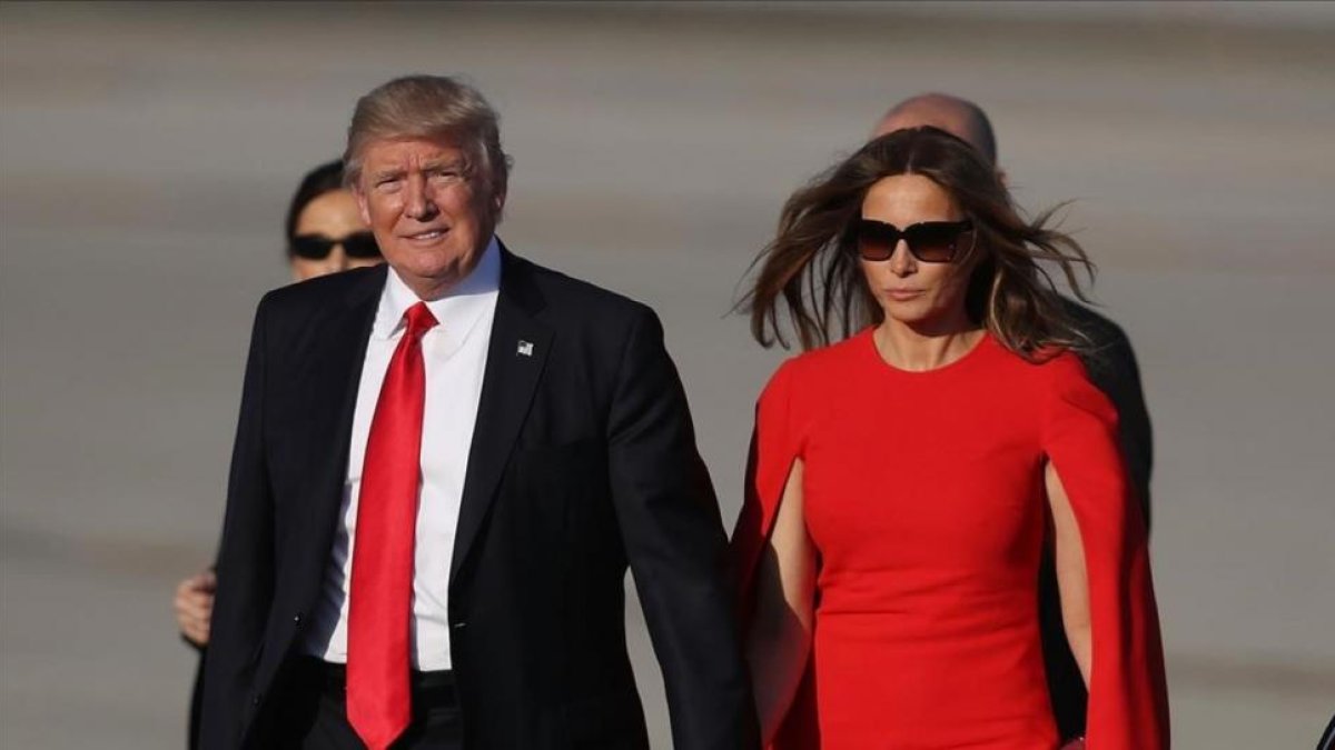 Donald Trump y su esposa Melania tras aterrizar en el aeropuerto de Palm Beach.-AFP