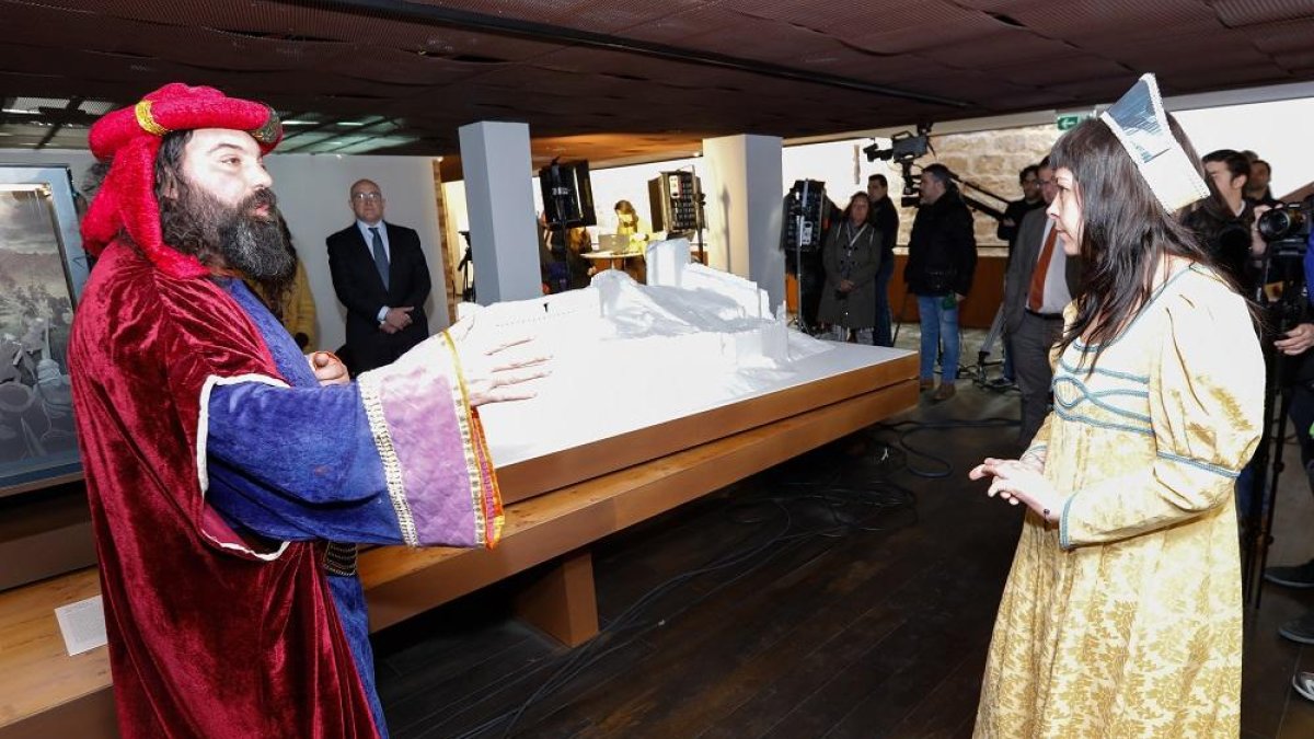 Dos actorescon trajes de época reciben a los visitantes.-J.M. LOSTAU