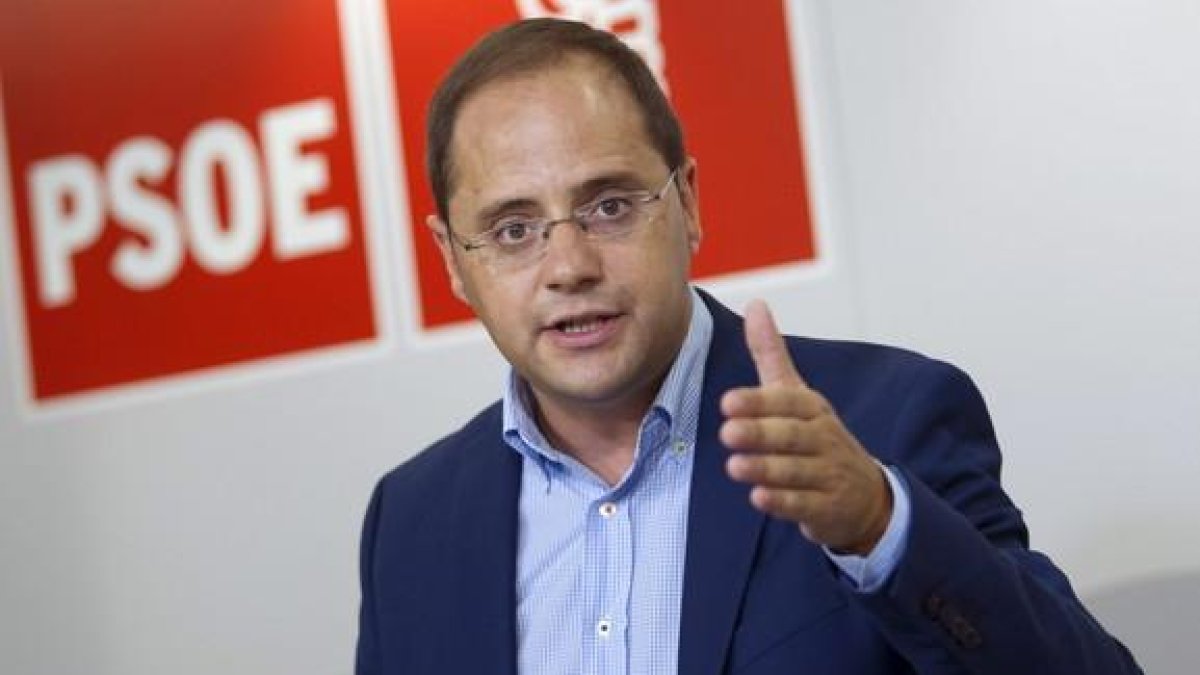 El secretario de Organización del PSOE, César Luena, durante una rueda de prensa.-EFE / ABEL ALONSO