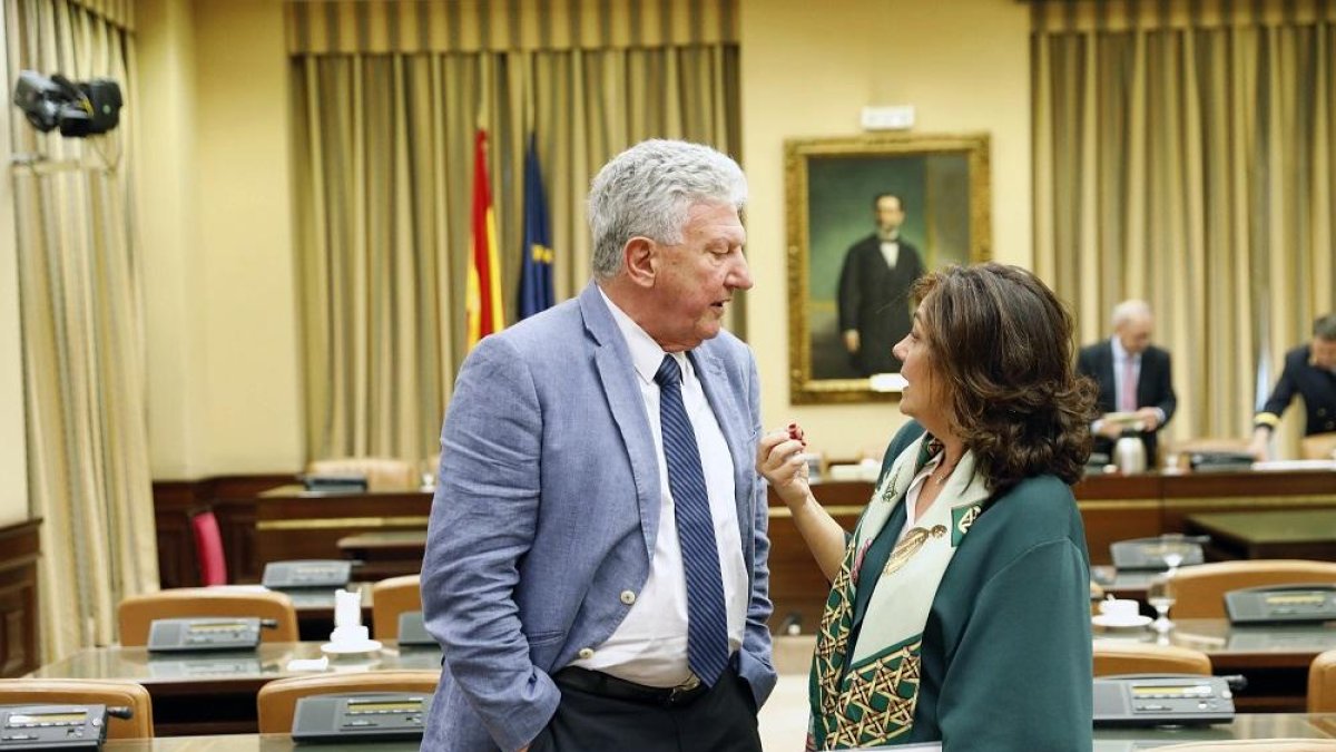 Beatriz Escudero dialoga con Pedro Quevedo al finalizar la comisión.-JAVI MARTÍNEZ