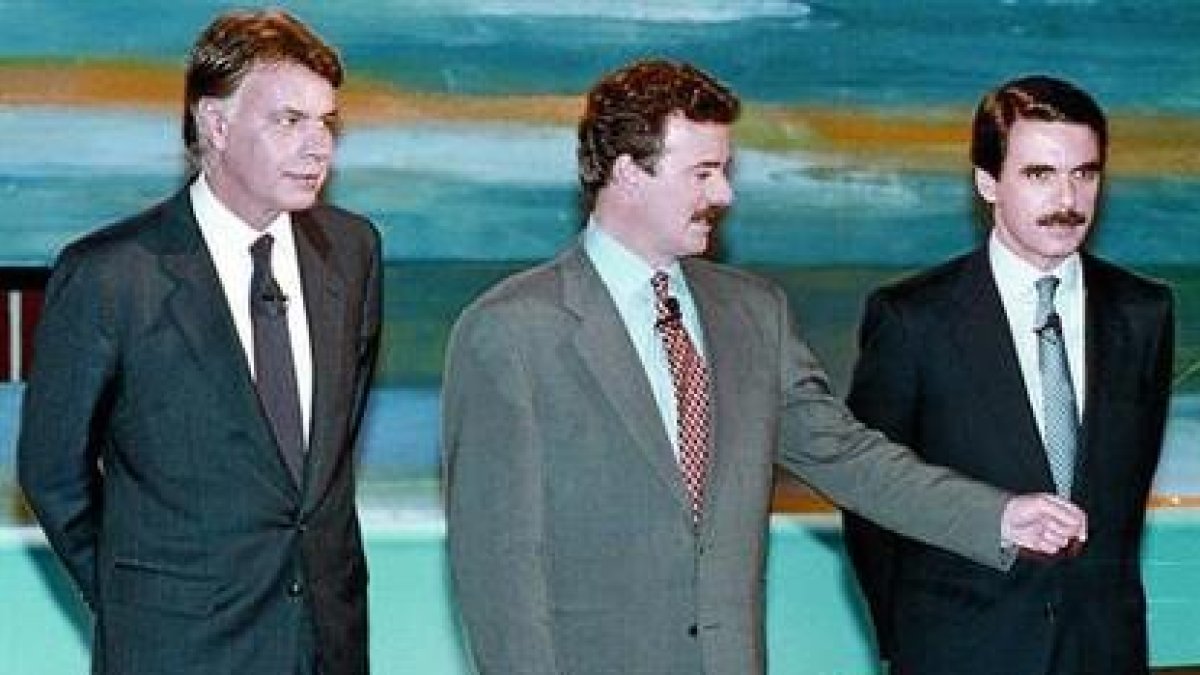 El cara a cara televisivo González-Aznar que moderó Campo Vidal. El PSOE ganó las elecciones del 93, pero perdió la mayoría absoluta y la crisis provocó una huelga general en enero de 1994 (a la derecha).-