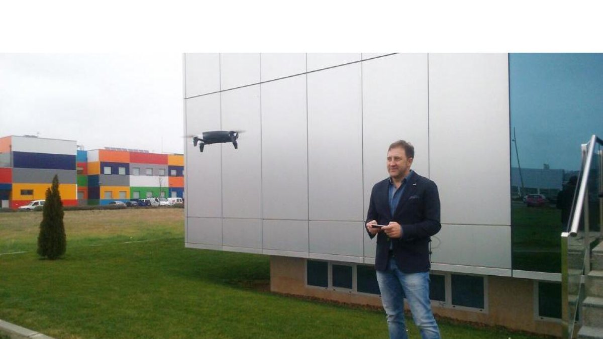 Tomás Castro maneja un dron en las instalaciones de Proconsi en León.-EL MUNDO
