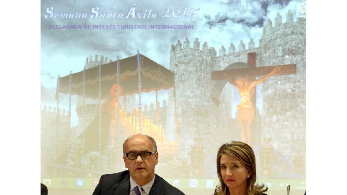 El alcalde de Ávila, Miguel Ángel García Nieto, pronuncia el pregón de la Semana Santa de Ávila en Valladolid. Junto a él, la consejeroa de Cultura, Alicia García-Ical