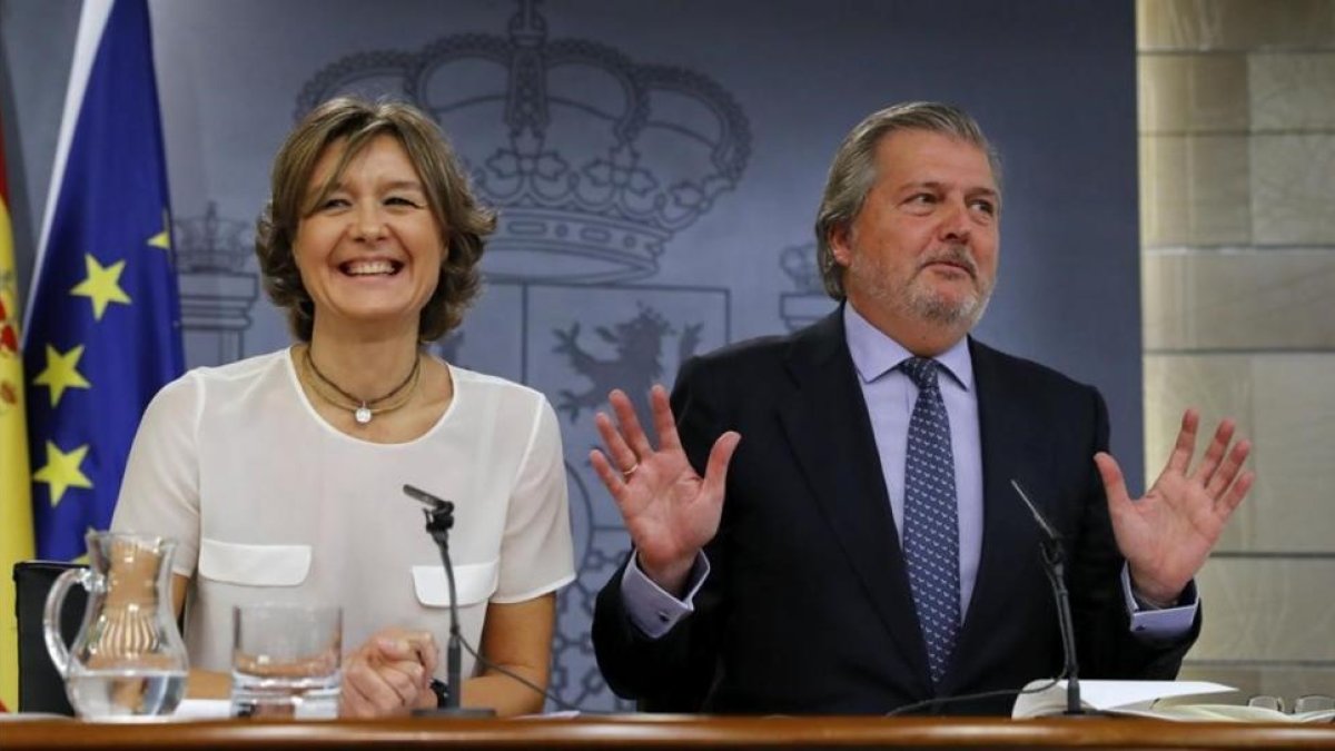 Los ministros Isabel García Tejerina e Íñigo Méndez de Vigo, en la rueda de prensa posterior al Consejo de Ministros.-JUAN CARLOS HIDALGO (EFE)