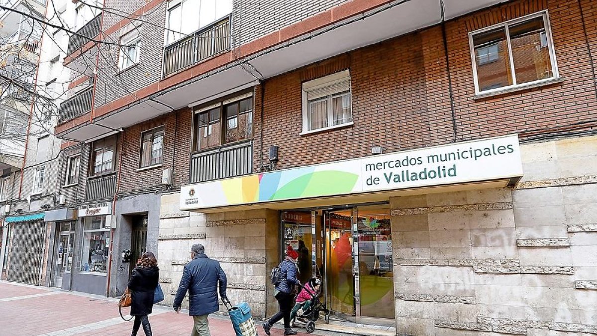 La actual fachada de la calle Moradas será demolida para instalar «grandes ventanales» que sirvan «de escaparate».-J.M.L.