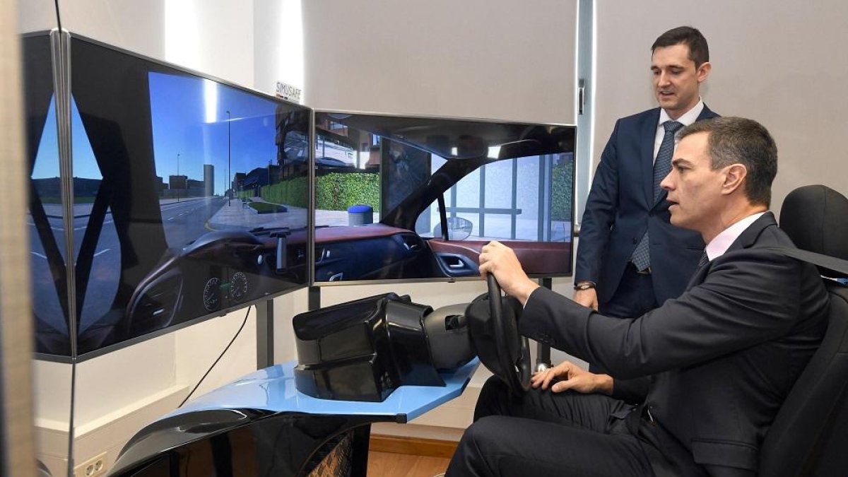 El presidente del Gobierno, Pedro Sánchez, prueba un simulador en el Instituto Tecnológico de Castilla y León (ITCL), junto a Carlos Catalina, responsable del departamento de Realidad Virtual y Aumentada del ITCL-ICAL