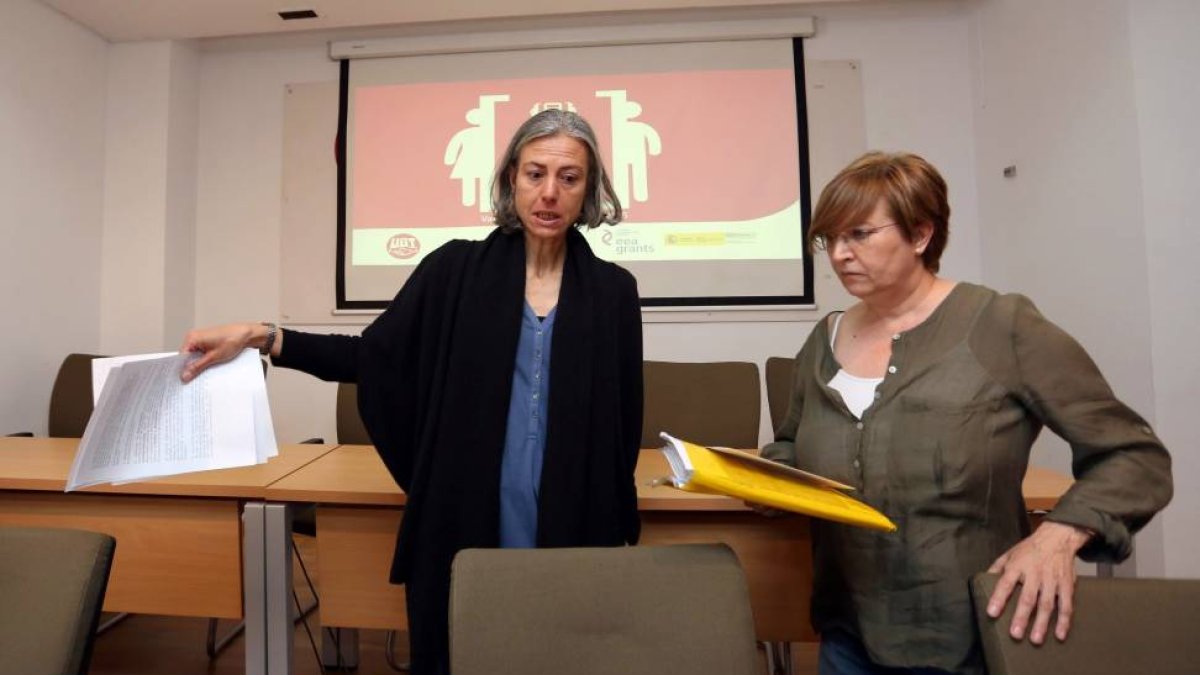 La secretaria confederal de Igualdad de UGT, Almudena Fontecha López (D), y la secretaria de Igualdad y Juventud de UGT Castilla y León, Nuria González (I), inauguran la jornada formativa 'Herramientas para combatir la brecha salarial'-ICAL