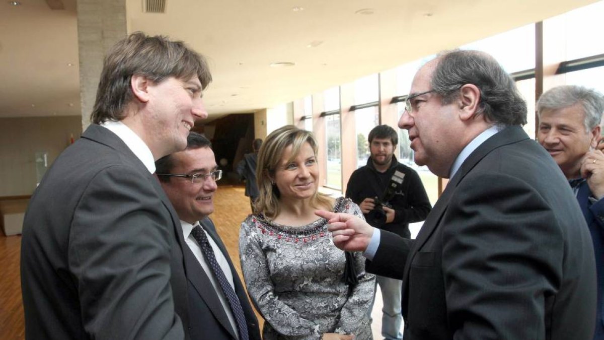 El presidente de la Junta de Castilla y León, Juan Vicente Herrera, saluda al alcalde de Soria, Carlos Martínez, junto a José María Crespo-Ical