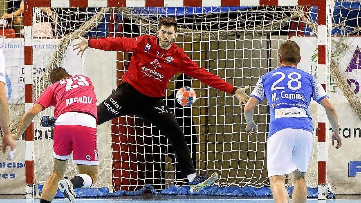 Carlos Calle en plena acción en la portería durante un partido.-J. M. LOSTAU